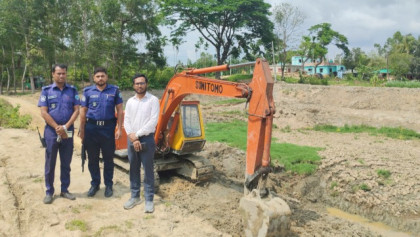 বাঁশখালীতে ঐতিহ্যবাহী নাপিতা পুকুর ভরাটের অভিযোগে অভিযান, এক্সক্যাভেটর জব্দ

