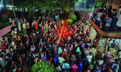 ধর্ষণচেষ্টার ঘটনায় উত্তাল জাবি, প্রক্টরের পদত্যাগ দাবিতে মশাল মিছিল

