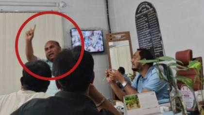 ভূঞাপুরে স্বাস্থ্য কর্মকর্তার উপস্থিতিতেই সরকারি টিকা সেবা বন্ধের ঘোষণা স্বাস্থ্য সহকারী নুরুর

