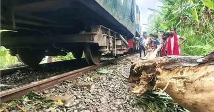 নীলফামারীতে ট্রেনের ইঞ্জিন লাইনচ্যুত, ট্রেন চলাচল বন্ধ