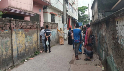 আত্মীয়ের বাসায় বেড়াতে এসে রাতে মিলল দম্পতি ও শিশুর মরদেহ