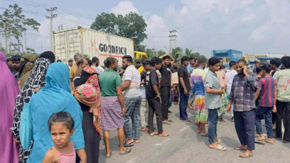 চাঁদা না দেওয়ায় অটোচালককে পিটিয়ে হত্যা, ঢাকা-চট্টগ্রাম মহাসড়ক অবরোধ
