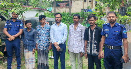  জনতার হাতে আটক চার মাদকসেবী যুবককে ভ্রাম্যমাণ আদালতের কারাদণ্ড