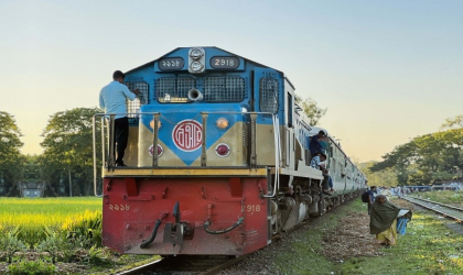 ট্রেন লাইনচ্যুত: ৫ ঘণ্টা পর স্বাভাবিক রেল যোগাযোগ