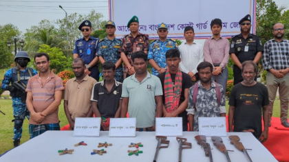সুন্দরবনে কোস্ট গার্ডের কাছে ছোট সুমন বাহিনীর আত্মসমর্পণ