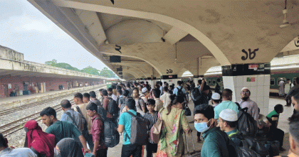 ঈদ যাত্রায় কমলাপুর রেলস্টেশনে যাত্রীদের উপচে পড়া ভিড়