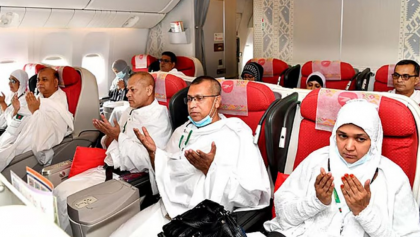 ঢাকায় এলো প্রথম ফিরতি হজ ফ্লাইট