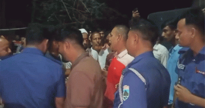 নাটোরে শিশু ধর্ষণ: অভিযুক্তকে গণপিটুনি দিয়ে পুলিশে সোপর্দ