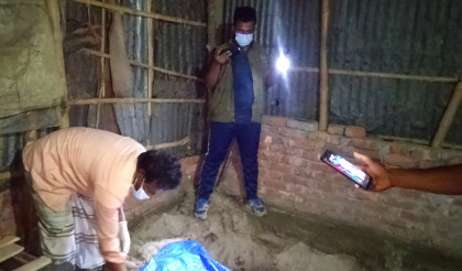 নীলফামারীর কিশোরগঞ্জে দুই দিন নিখোঁজের পর ঘরের মেঝে খুঁড়ে মায়ের লাশ উদ্ধার

