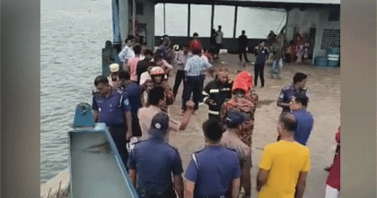 দৌলতদিয়া ঘাটে নিয়ন্ত্রণ হারিয়ে আবারও বাস পড়লো নদীতে 