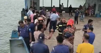 দৌলতদিয়া ফেরিঘাটে আবারও পন্টুন থেকে পদ্মায় পড়ে গেল বাস