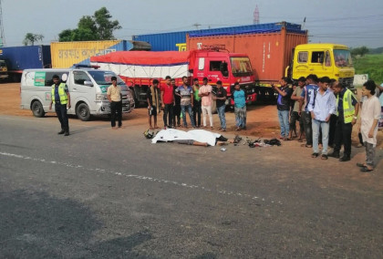 ঢাকা-চট্রগ্রাম মহাসড়কে বাসের পেছনে মোটরসাইকেলের ধাক্কা, নিহত ২
