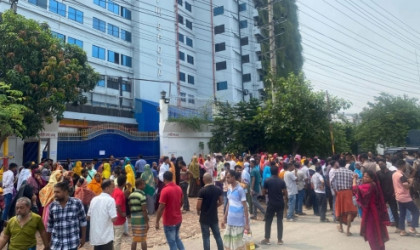 সাভারে শ্রমিক ছাঁটাই, ন্যায্য পাওনার দাবিতে বিক্ষোভ
