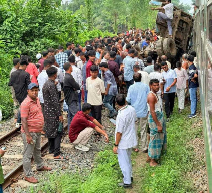 মিরসরাইয়ে ট্রেন-পিকআপ সংঘর্ষ, রেল চলাচল বন্ধ

