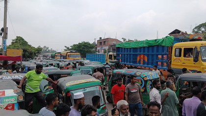 হাইওয়ে পুলিশের চাঁদাবাজির অভিযোগে বগুড়া-নাটোর মহাসড়ক অবরোধ