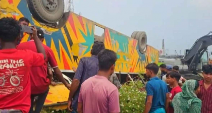 ব্রাহ্মণবাড়িয়ায় নিয়ন্ত্রণ হারিয়ে খাদে উল্টে পড়ল বাস, নিহত ৪