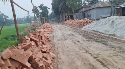 প্রধানমন্ত্রীর সফর শেষে সড়কের ইট উধাও