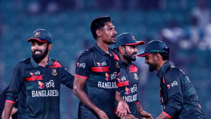 সিরিজের ২য় ওয়ানডেতে ২১ ওভারে ছয় উইকেটের পতন অজিদের