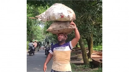 দৃষ্টিহীন মুখলেসের ৫০ বছরের সংগ্রাম, মায়ের মুখে খাবার জোগানই যার লক্ষ্য