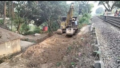 প্রকাশ্যে রেললাইনের পাশ থেকেই মাটি উত্তোলন-ঝুঁকিতে রেল-স্থানীয়দের ক্ষোভ