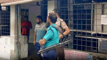 খুলনায় ফজরের নামাজে মসজিদে গুলি, দুই মুসল্লি আহত

