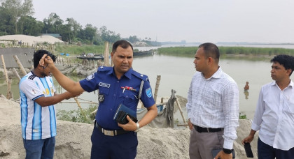 টাঙ্গাইলের স্কুলের পাশে বালুর ঘাটে অভিযান, জরিমানা-ঘাট বন্ধ  

