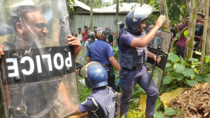 লালমনিরহাটের আদিতমারীতে শিশু হত্যার জেরে পুলিশের গাড়িবহরে হামলা
