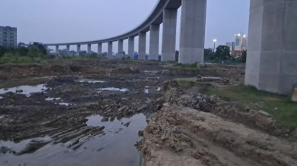 পদ্মা সেতুর পিলারের নিচের মাটি কেটে নিয়ে যাচ্ছে কারা?