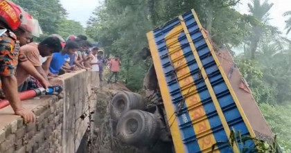 কুষ্টিয়ায় পাথর বোঝাই ট্রাক উল্টে চালকসহ নিহত দুই   