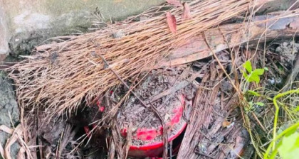 জাজিরায় কবরস্থান থেকে এক বালতি ককটেল উদ্ধার

