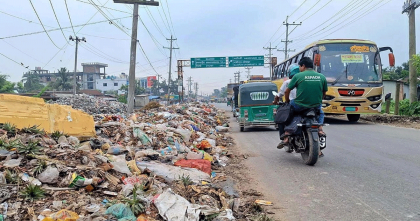 কটিয়াদীর প্রবেশদ্বারে বর্জ্যের স্তুপ, স্বাস্থ্যঝুঁকি বৃদ্ধি