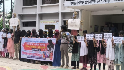 ছাত্রীদের যৌন হয়রানির প্রতিবাদে তাড়াশে মানববন্ধন