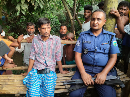 কামারখন্দে ইয়াবাসহ কথিত সাংবাদিক আটক, পুলিশের কাছে হস্তান্তর

