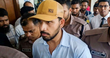 স্ত্রীকে আত্মহত্যায় প্ররোচনা: ২ দিনের রিমান্ডে অভিনেতা জাহের আলভী
স্ত্রীকে আত্মহত্যায় প্ররোচনা: ২ দিনের রিমান্ডে অভিনেতা জাহের আলভী