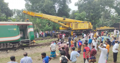 গৌরীপুরে উদ্ধার হলো বিজয় এক্সপ্রেসের সব লাইনচ্যুত বগি