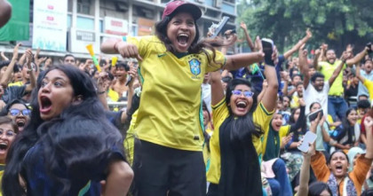 টিএসসিতে ফুটবল উন্মাদনা: নিয়ন্ত্রণহীন উচ্ছ্বাসে ব্যাহত হচ্ছে সুস্থ পরিবেশ

