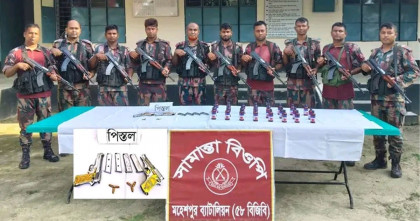 মহেশপুর সীমান্তে ৫৮ বিজিবির অভিযানে ২টি বিদেশি পিস্তল, ম্যাগাজিন, গুলি ও এসকাফ সিরাপ জব্দ 
