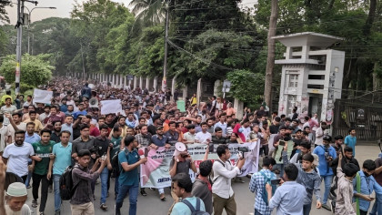 কোটা পুনর্বহালের প্রতিবাদে শিক্ষার্থীদের দেশব্যাপী সড়ক অবরোধ