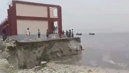 যমুনার ভাঙনে বিলীনের মুখে সরকারি বিদ্যালয়