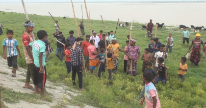 লাঠিসোঁটা নিয়ে পদ্মা নদী পাহারায় গ্রামবাসী, 'জীবন দিব কিন্তু বালু তুলতে দিব না'