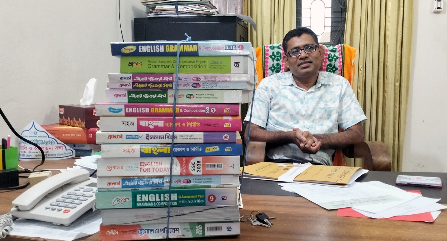 বাগেরহাটের চিতলমারীর স্কুলে নিষিদ্ধ গাইড ও প্রশ্নপত্র জব্দ