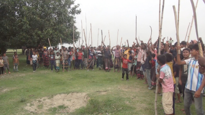 পদ্মায় অবৈধ বালু উত্তোলনের প্রতিবাদে গ্রামবাসীদের সম্মিলিত অবস্থান