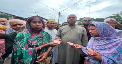 বাউফলে অগ্নিকাণ্ডে ক্ষতিগ্রস্তদের পাশে এমপি ড. শফিকুল ইসলাম মাসুদ