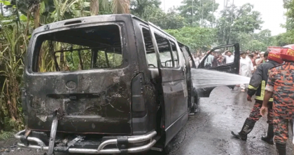 বাঁশখালীতে চলন্ত যাত্রীবাহী হাইচে আগুন, এসির গ্যাস লিকেজে পুড়ে গেল গাড়ি