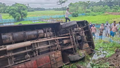 ঝালকাঠিতে খাদে যাত্রীবাহী বাস, প্রাণ গেল সুপারভাইজারের