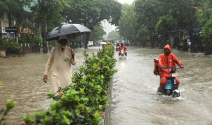 মুম্বাইয়ে রেড অ্যালার্ট, টানা বৃষ্টিতে বিপর্যস্ত জনজীবন