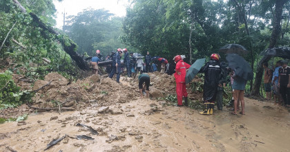 টানা বর্ষণে পাহাড় ধসে প‌ড়ে বান্দরবানের সঙ্গে সারাদেশের যোগাযোগ বিচ্ছিন্ন