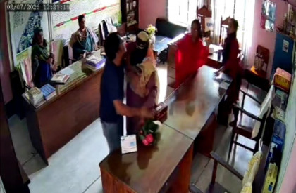 চুয়াডাঙ্গায় অফিসকক্ষে ঢুকে প্রধান শিক্ষিকাকে চড় মারলেন অভিভাবক
