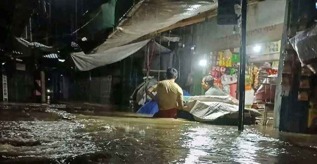 চট্টগ্রামে পানিবন্দি সাড়ে ৪ লাখ মানুষ চট্টগ্রামে পানিবন্দি সাড়ে ৪ লাখ মানুষ