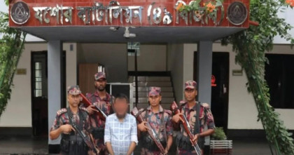 যশোরে সাড়ে ৪টি সোনার বারসহ চোরাকারবারি আটক